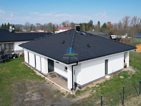Moderní novostavba 4+1 s tepelným čerpadlem, velkou zahradou a nadčasovým designem – Františkovy Lázně